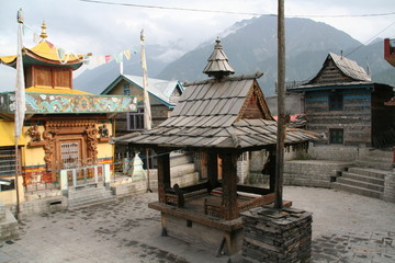 Naklejka premium W Indiach wieś Kamru w Kinnaur