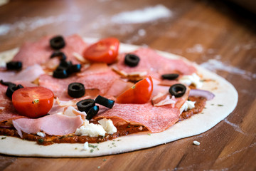 Pizza, Schinken, Salami, Oliven, Tomaten, Zwiebel, Knoblauch