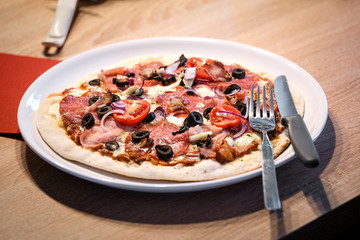 Pizza, Schinken, Salami, Oliven, Tomaten, Zwiebel, Knoblauch