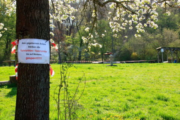 gesperrter spielplatz wegen des corona-virus