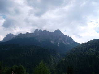 A sign on the side of a mountain