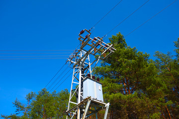 Steel pylon for distribution of electricity by electrocables