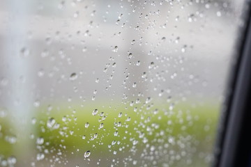 車の窓ガラスに着く水滴