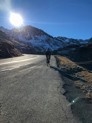 chico ciclista subiendo puerto mítico del tourmalet en francia un dia de invierno soleado y...