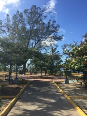 Obraz premium ein spaziergang in cienfuegos bei schönem wetter