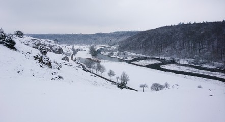 Ruhige Landschaft mit Schnee bedeckt
