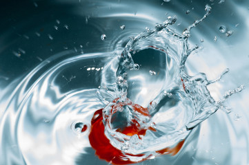 Fruit rouge plongeant dans l'eau