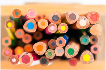 Crayons de couleur vue de dessus