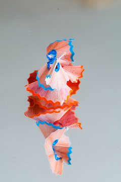 Pelures de crayons bleu et orange