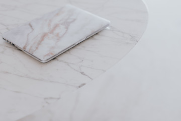 Bureau minimaliste et ambiance marbre