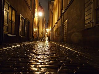Verregnetes Kopfsteinpflaster in den Straßen von Stockholm