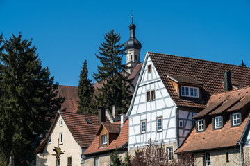 Obraz premium Fachwerkhaus und Kirchturm in Bad Wimpfen