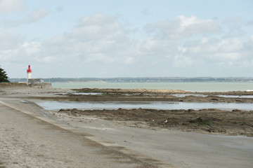 la plage de Loctudy en Bretagne dans le Finistère et au fond ce magnifique phare rouge et blanc repère pour les marins en mer