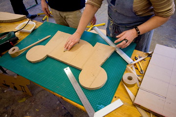 Atelier de recyclage pour fabriquer des meubles en carton
