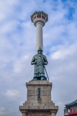 Obraz premium Yongdusan Park Busan Tower and Statue of Yi Sun-sin