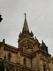 Fototapeta na wymiar La catedral tocando el cielo