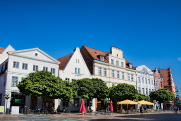 güstrow, deutschland - marktplatz in der altstadt.