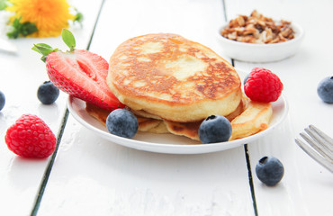 frische Pfannkuchen Pancakes Tisch Blaubeeren Himbeeren Erdbeeren