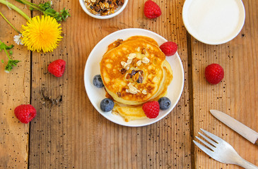 Pfannkuchen Pancakes mit frischem Obst Himbeeren Blaubeeren 