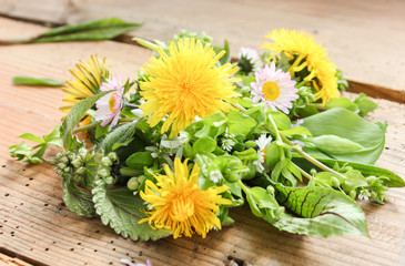 Wildkräuter Wilde Kräuter Salat Tisch Brett essbare Blüten Blüte