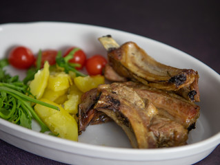 Pork,pork ribs, tomato, white plate, roasted pork, pork baked, rosemary, top view, wooden cutting, 
meat, food, raw, pork, beef, fresh, dinner, steak, vegetables, chicken, meal, red, chop, pepper, tom