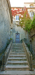 Fototapeta na wymiar Nyons, Schlosstreppe mit Tür