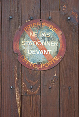 Altes Nicht Parken Schild in Frankreich