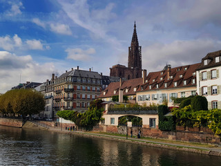 Obraz premium view of the old town of Strasbourg and Ill river. 