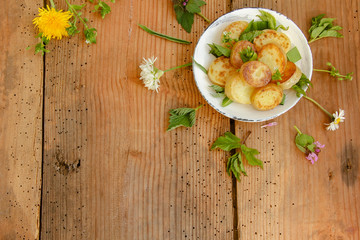 Bratkartoffeln Kräuterkartoffeln Wildkräutern Kartoffeln mit Kräutern gebraten Teller Tisch 
