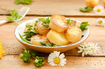 Bratkartoffeln mit Kräutern essbare Blüten Blüte essbar Teller Portion