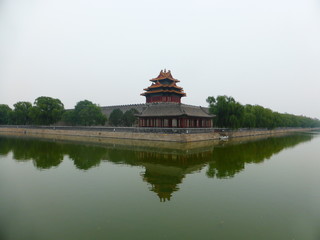 Fototapeta na wymiar Foso y muro de la Ciudad Prohibida de Pekin, China.