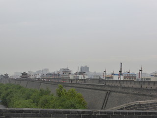 Muralla de la ciudad china de Xian, con lamparas tradicionales chinas.