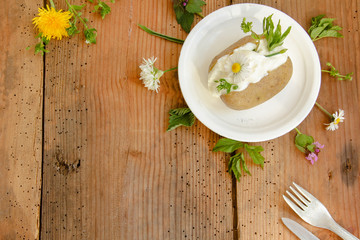 Ofenkartoffel mit Kräuterquark essbare Blüten Wildkräuter