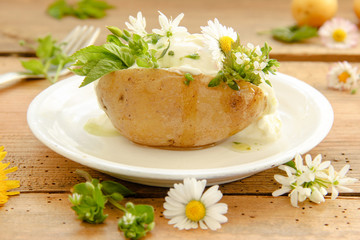 Ofenkartoffel mit Gartenkräutern Kräutern essbare Blüten Kräuteröl