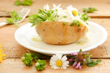 Ofenkartoffel mit Wildkräutern Wild Kräuter essbare Blüten