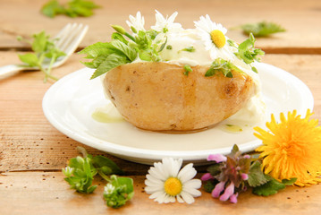 Kartoffel mit Quark Wildkräuter essbare Blüten Kräuterquark Ofenkartoffel