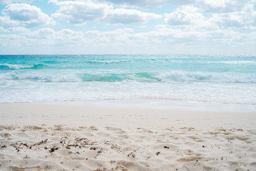 Fototapeta na wymiar Beautiful sea and beach in Mexico