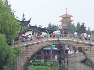 Obraz premium Qibao Town Shanghai. Casas tradicionales de antigua china, puentes y canales de agua.