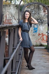 ragazza foto book in strada figura intera su ponte pedonale