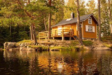 Off-grid Norwegian cabin in the woods powered by solar energy - obrazy, fototapety, plakaty