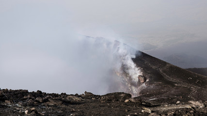 Cratere Etna con nubi e vapore © Etna ·REC Attivo