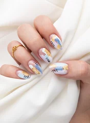 Vrouwenhand met modieuze nagels die stof vasthouden © Darya Lavinskaya