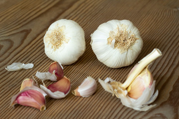 Two heads of white garlic and garlic cloves.