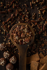 Nueces en cuchara de madera 
