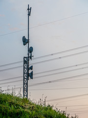 Sendemast neben Strommasten