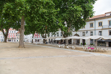 Alcobaça, Portugal: Cafés und Restaurants am Vorplatz gegenüber des berühmten Klosters Mosteiro...