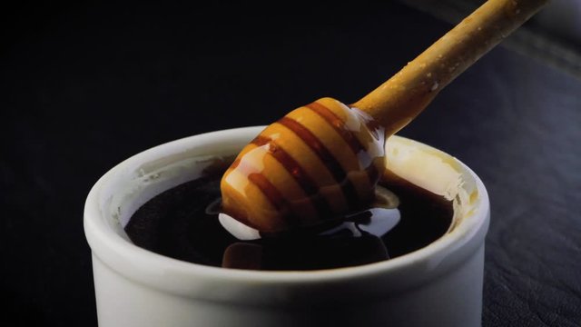 Dispensador de miel que gira y deja Cael miel fresca y suave