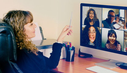 Mujer realizando tele trabajo desde su casa por el coronavirus. Video call