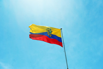 Bandera de Ecuador flamenado