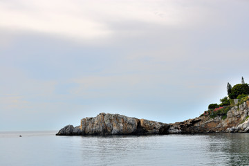 paisajes marítimo con rocas y acantilados en la costa mediterránea de España